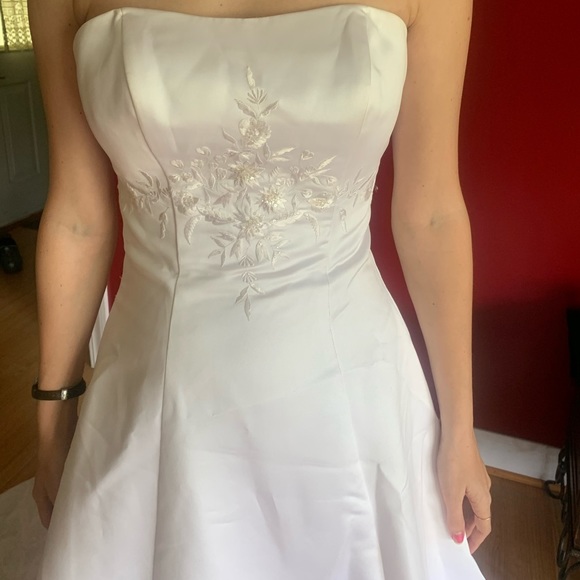 Beautiful Strapless Wedding Gown - Picture 5 of 10